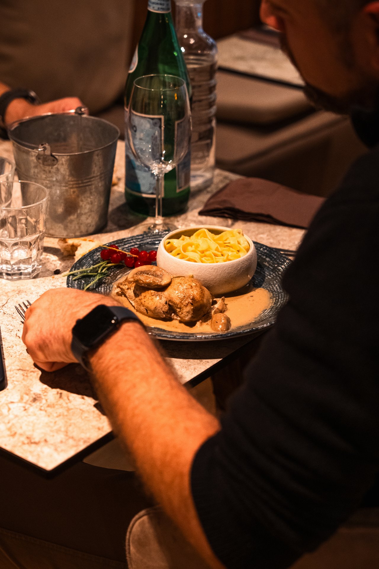 Suprême de volaille en sauce avec tagliatelle servi dans l'assiette du WOODS.