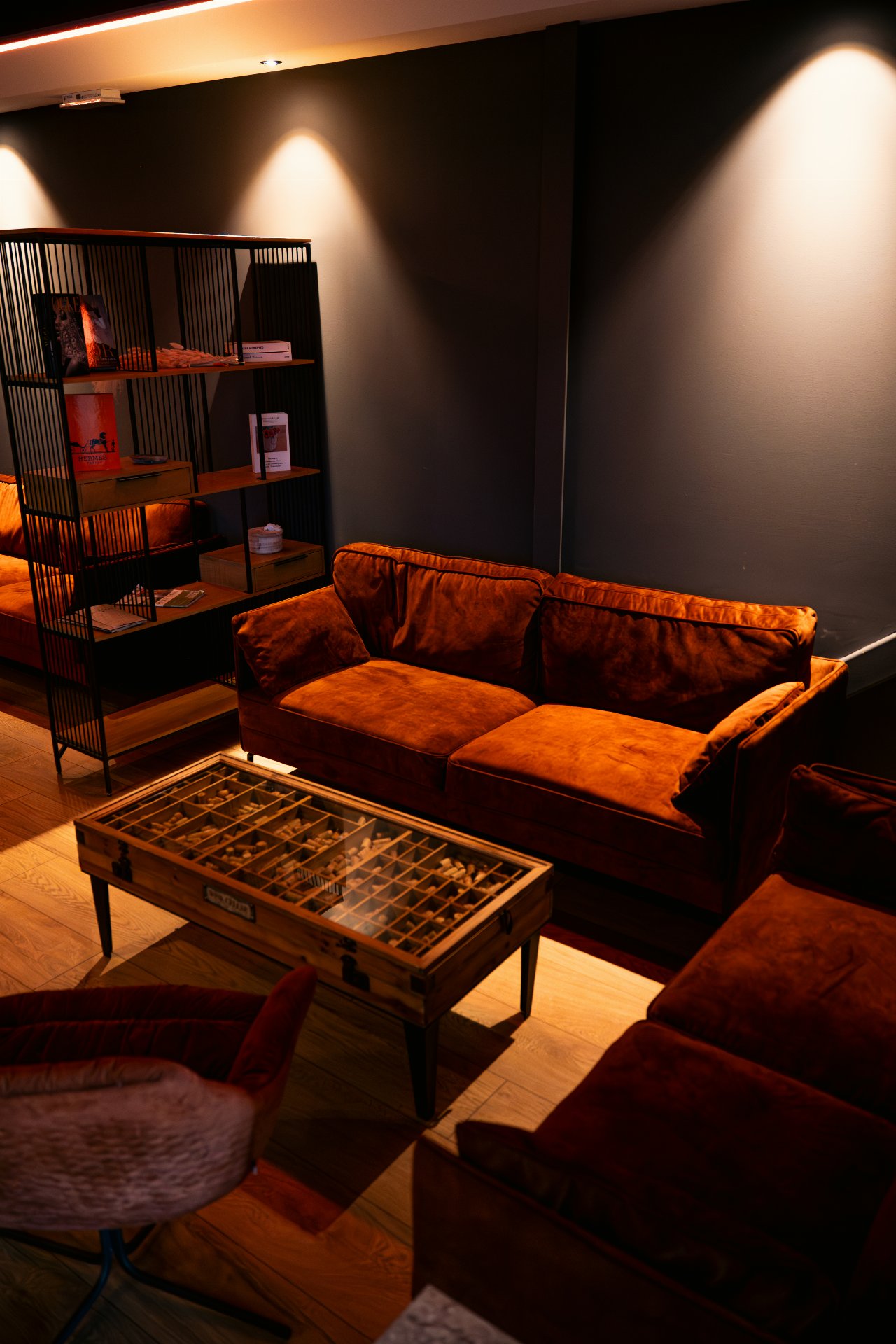 Salle privée du restaurant Woods, canapé, bibliothèque, ambiance chaleureuse