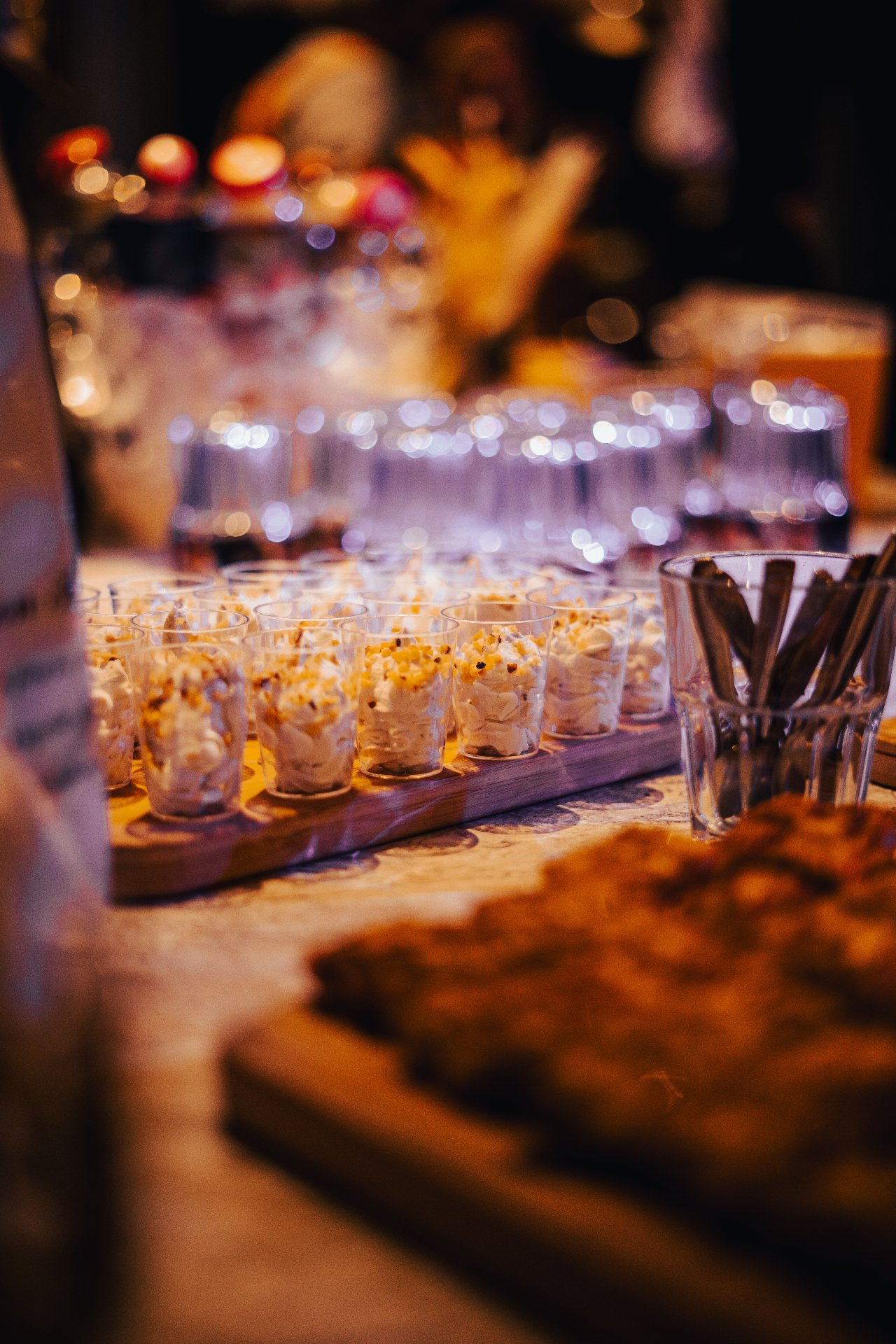 Verrines et apéritifs à partager servi dans la salle privée du Woods.