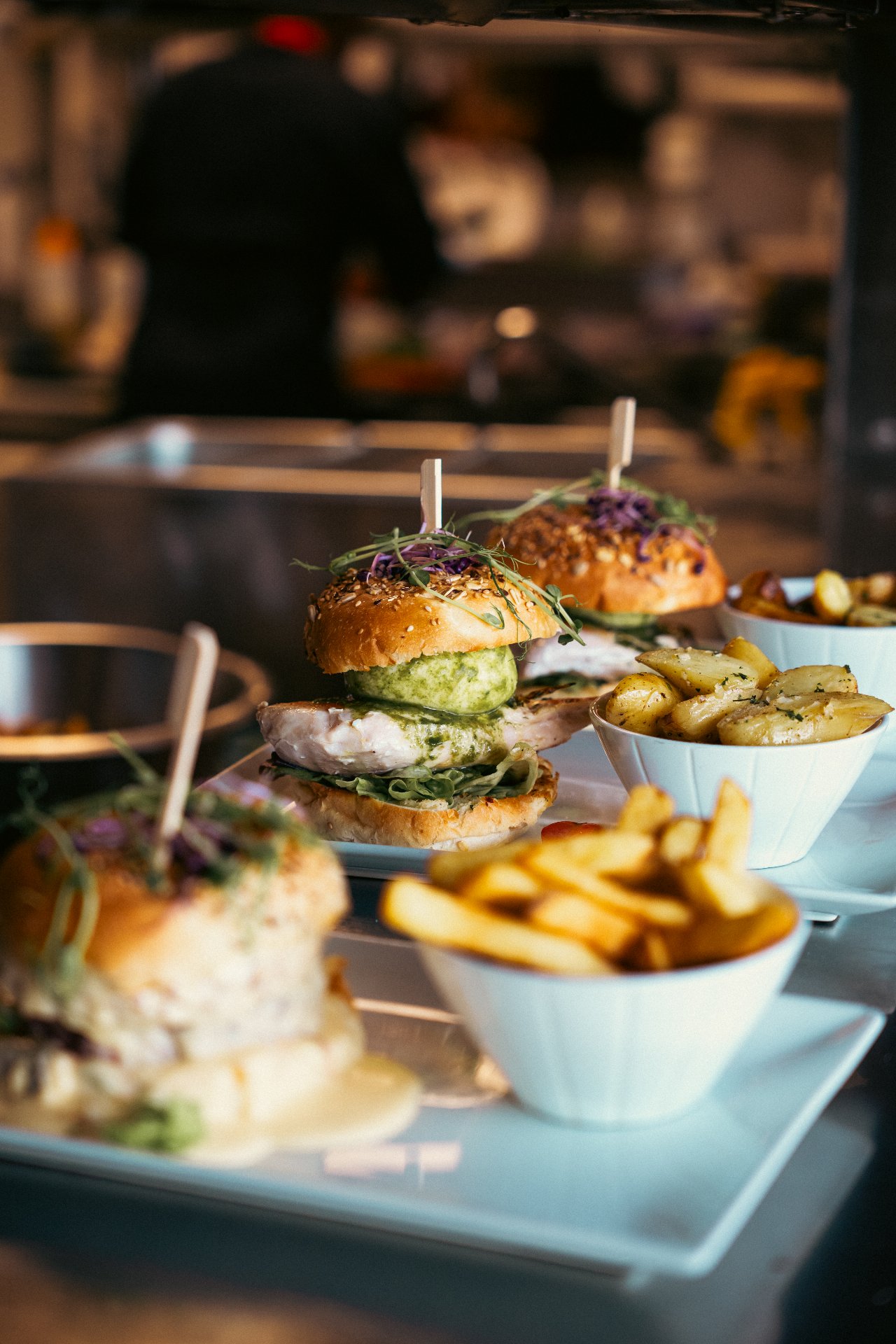 Gros burger gourmand fait maison avec fromage fondu, bacon et pain brioché, servi avec frites fraîches au WOODS.
